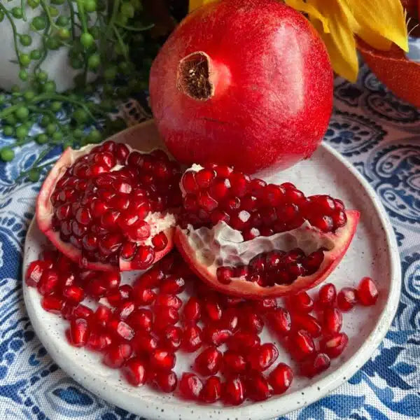 The Power of Pomegranate: A Natural Boost for Healthy, Radiant Skin 🍷✨